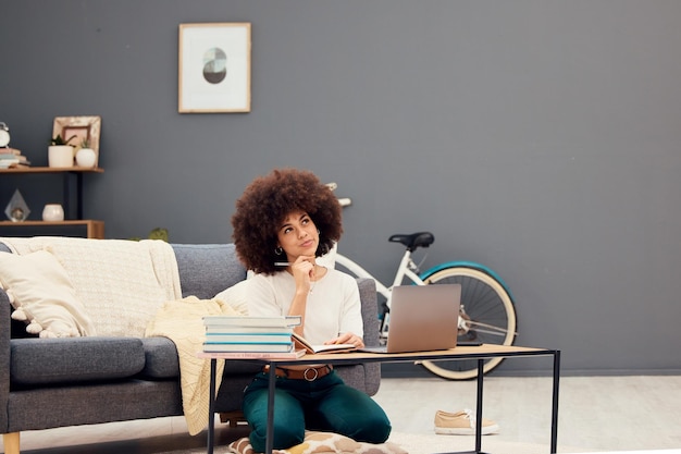 Étude étudiante et femme noire à la maison pensant à des idées de rédaction d'essais pour une affectation d'art collégial Concentration créative et opinion d'une jeune fille afro travaillant sur une idée de projet universitaire à la maison