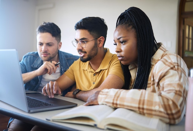 Étude sur ordinateur portable et groupe d'étudiants avec cours en ligne elearning ou personnes virtuelles regardent des examens vidéo et des tests de recherche Collaboration en équipe et site Web d'amis étudiants de la diversité sur la technologie pc