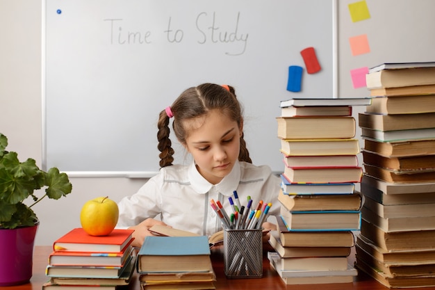 Études d'élèves assidus en classe, lecture de livres, tâches d'écriture