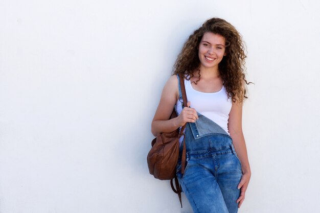 Étudiant adolescent heureux avec sac à dos isolé sur blanc