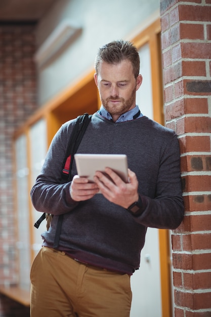 Étudiant adulte à l'aide de tablette numérique