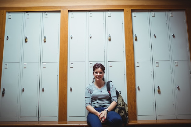 Étudiant adulte assis dans les vestiaires