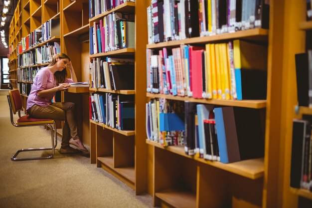 Étudiant adulte à la bibliothèque