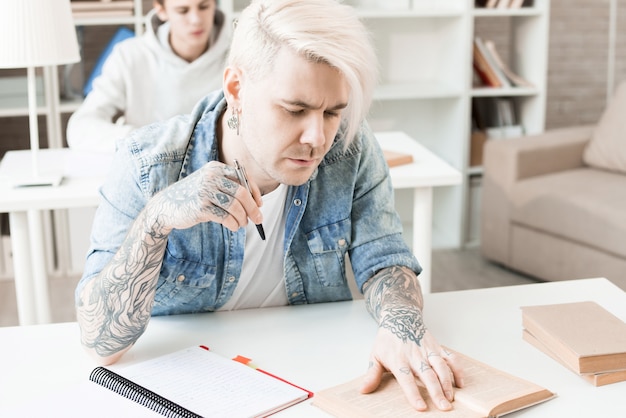 Étudiant adulte en bibliothèque