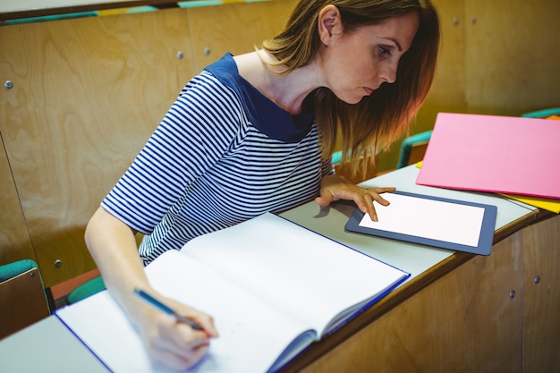 Étudiant adulte dans la salle de conférence