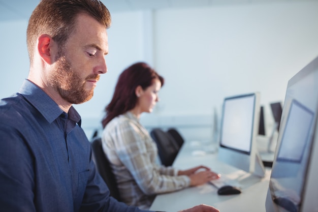 Étudiant adulte, utilisation ordinateur