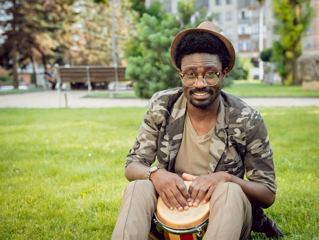 Étudiant africain dans le parc.