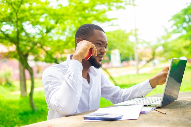 Étudiant africain étudiant sur le campus