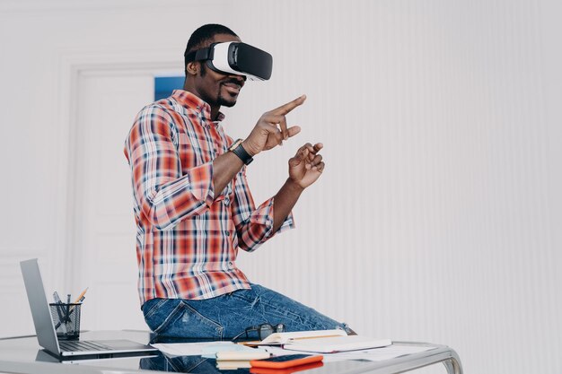 Étudiant afro-américain dans des lunettes vr à la maison Jeune homme d'affaires a une étude virtuelle à distance