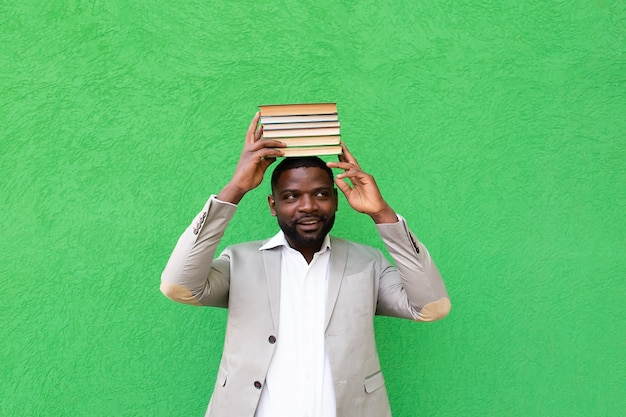 Étudiant afro-américain avec un livre sur fond vert