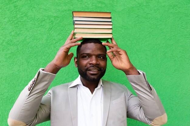 Étudiant afro-américain avec un livre sur fond vert