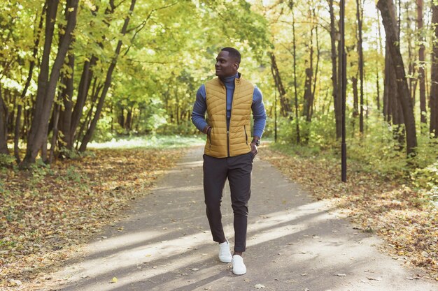 Étudiant afro-américain marchant dans le parc en automne