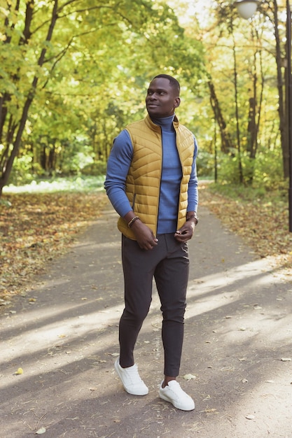 Étudiant afro-américain marchant dans le parc