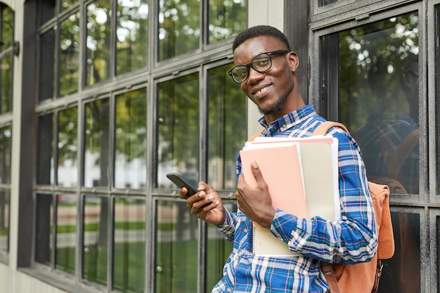 Étudiant afro-américain posant sur le campus