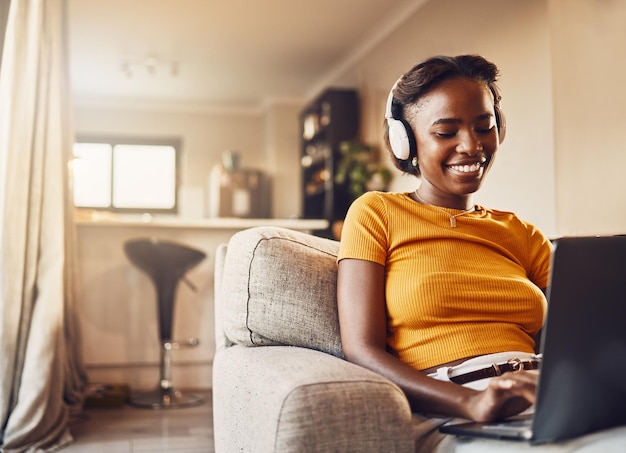 Étudiant apprenant à étudier et à regarder des cours sur un ordinateur portable pour un diplôme de cours d'enseignement à distance et une éducation sur le verrouillage covid Femme écoutant un podcast musical ou étudiant une vidéo à la maison sur la technologie