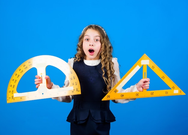 Étudiant apprenant la géométrie Élève fille avec de grandes règles Disciplines scolaires STEM petite fille retour à l'école leçon de mathématiques Éducation et connaissances Se sentir confiant face aux examens