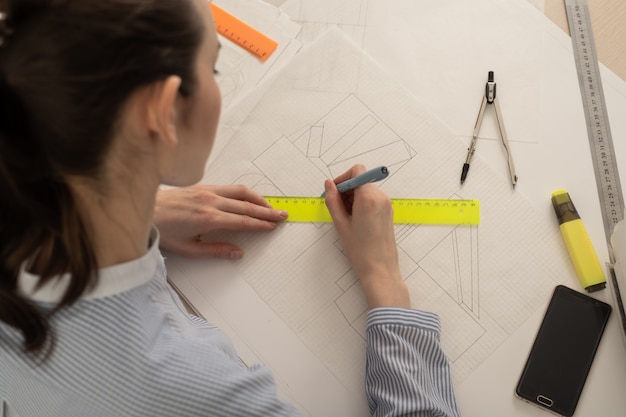 Étudiant architect dessine des formes géométriques, pratique de la conception