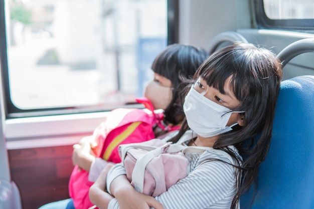 Étudiant asiatique allant à l'école ensemble par les transports publics