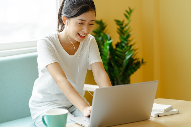 Étudiant asiatique étudie pendant la pandémie