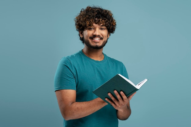 Étudiant asiatique intelligent étudiant, apprenant la langue, préparant les examens en regardant la caméra. Éducation