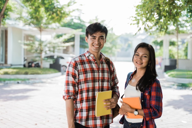 Étudiant asiatique, mâle et femelle