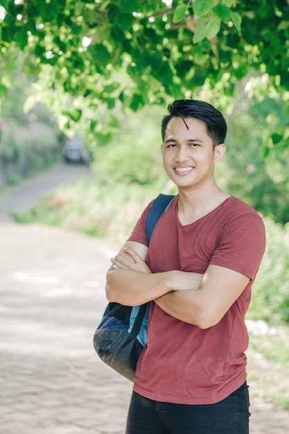 Étudiant asiatique avec sac à dos