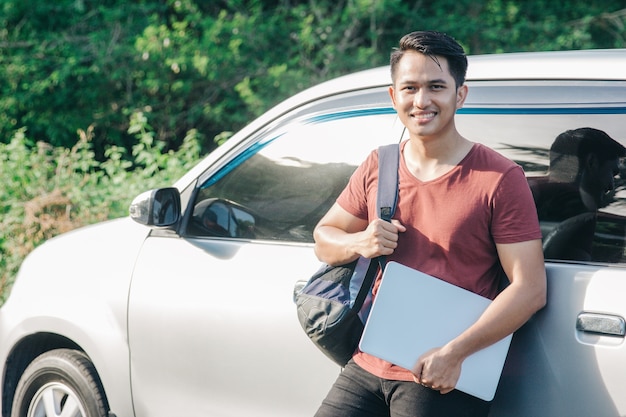 Étudiant asiatique avec sac à dos