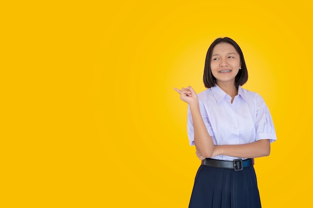 Étudiant asiatique en uniforme.