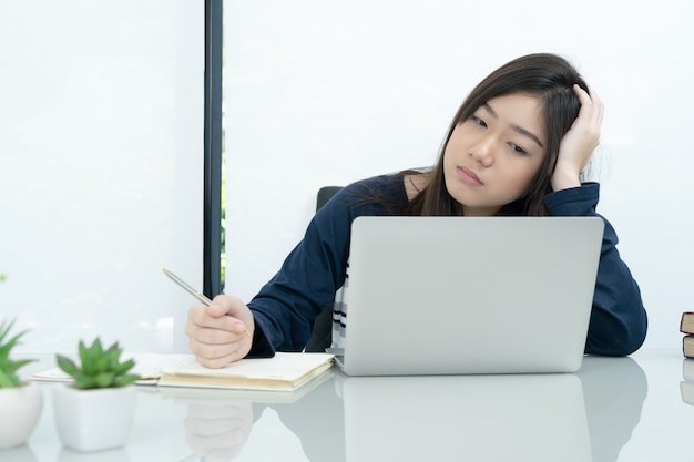 Étudiant assis dans le salon et apprenant en ligne