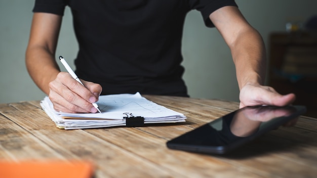 Étudiant avocat faire ses devoirs à la maison sombre