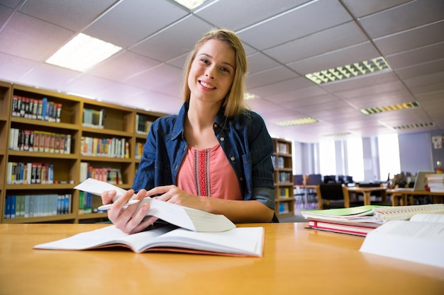 Étudiant à la bibliothèque