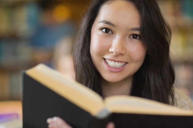 Étudiant en bibliothèque