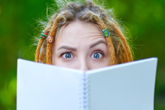 Étudiant avec cahier