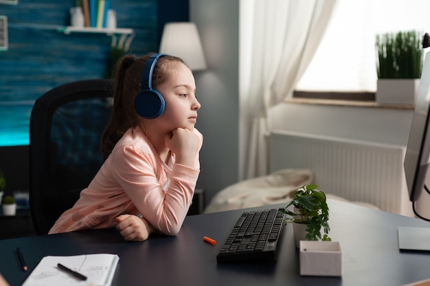 Étudiant caucasien portant des écouteurs sur la classe en ligne