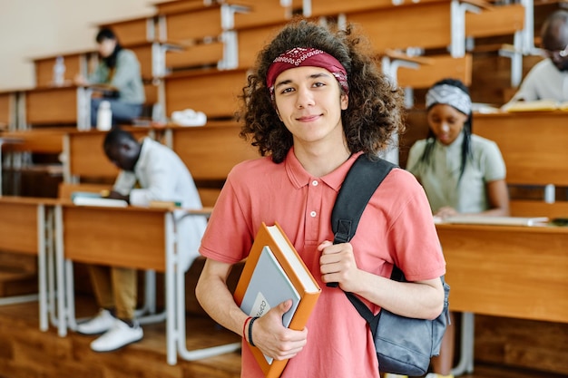 Étudiant debout à l'auditorium de l'université