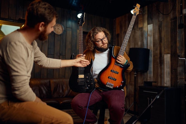 Étudiant demandant au professeur de guitare à la leçon