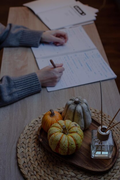 Étudiant, devoirs, chez soi