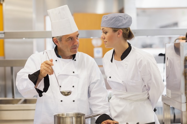 Étudiant et enseignant discutant de la soupe