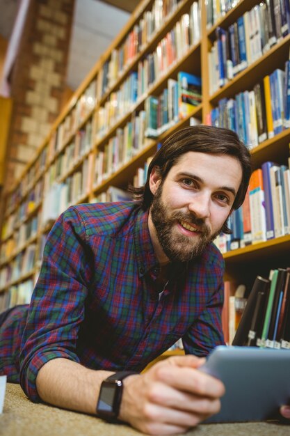 Étudiant à l&#39;étage dans la bibliothèque portant une montre intelligente