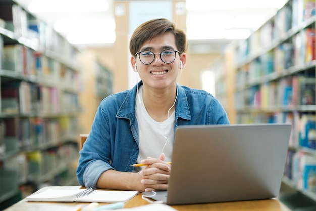 Étudiant étudiant à la bibliothèque