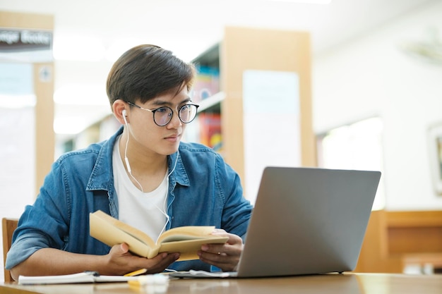 Étudiant étudiant à la bibliothèque