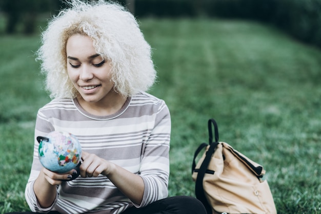 Étudiant à l&#39;extérieur sur l&#39;herbe