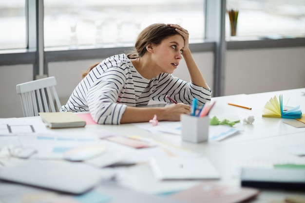 Étudiant à faire ses devoirs