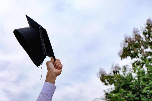 Étudiant avec félicitations aux diplômés portant une robe de graduation de l'université