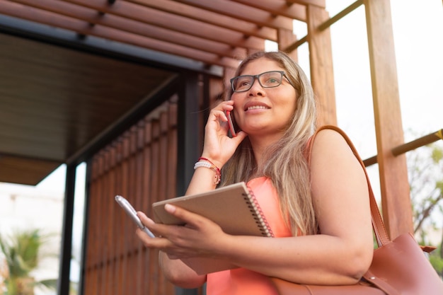 Étudiant féminin parlant au téléphone portable