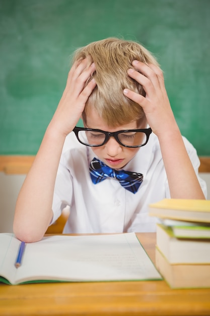 Étudiant frustré, lire des livres