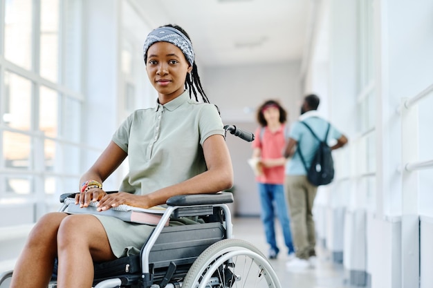 Étudiant handicapé dans le couloir de l'école