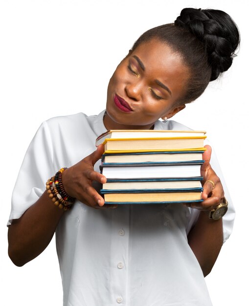 Étudiant heureux belle jeune femme africaine tenant cahier