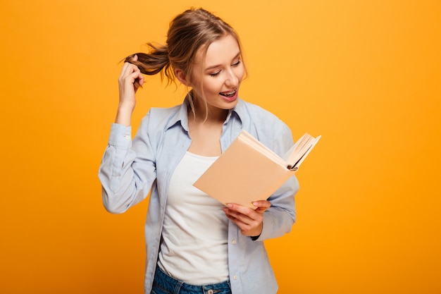 Étudiant heureux jeune femme debout isolé