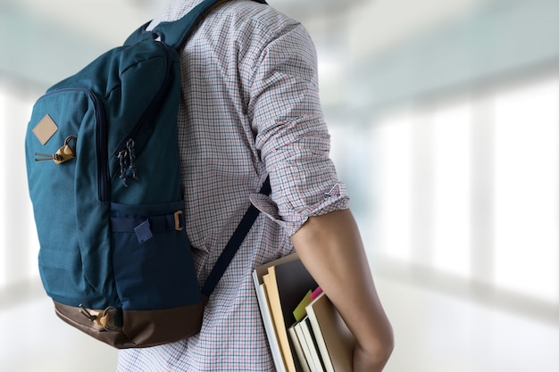 Étudiant heureux avec sac à dos aller à scholl